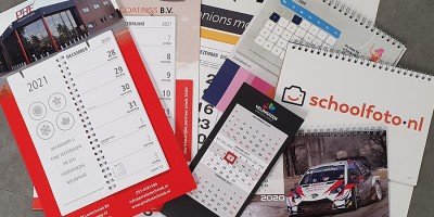 Handige kalenders een jaar rond op het bureau bij je relaties
